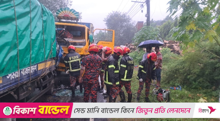 ঈশ্বরদীতে দুই ট্রাকের মুখোমুখি সংঘর্ষে একটির চালক নিহত